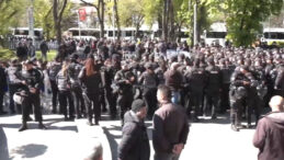 Bakanlığa y&uuml;r&uuml;yeceklerdi: Madenciler polis ablukasına uyandı