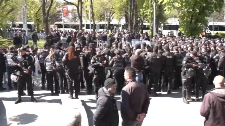 Bakanlığa y&uuml;r&uuml;yeceklerdi: Madenciler polis ablukasına uyandı