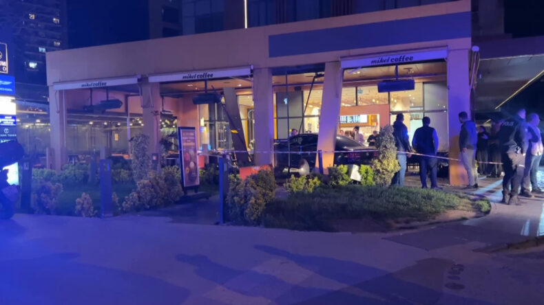 Bakırk&ouml;y&rsquo;de dehşet anı: Otomobil kafeye daldı