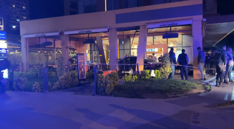 Bakırk&ouml;y&rsquo;de otomobil kafeye daldı: Yaralılar var