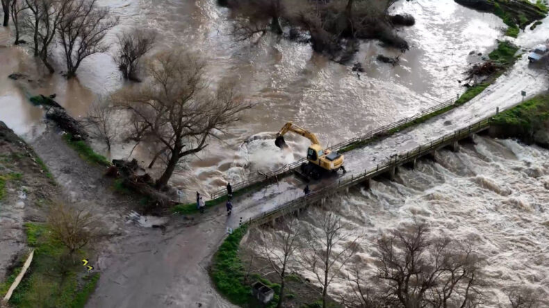 Baraj doldu, kapaklar a&ccedil;ılınca tarlalar su altında kaldı