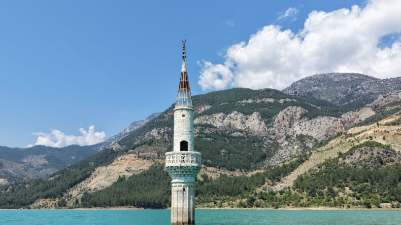 Baraj doldu, mahalle su altında kaldı