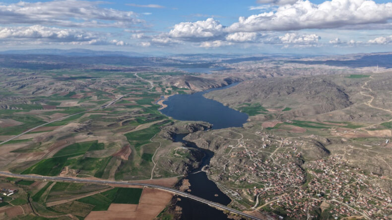 Baraj doldu, tarihi köprü su altında kaldı