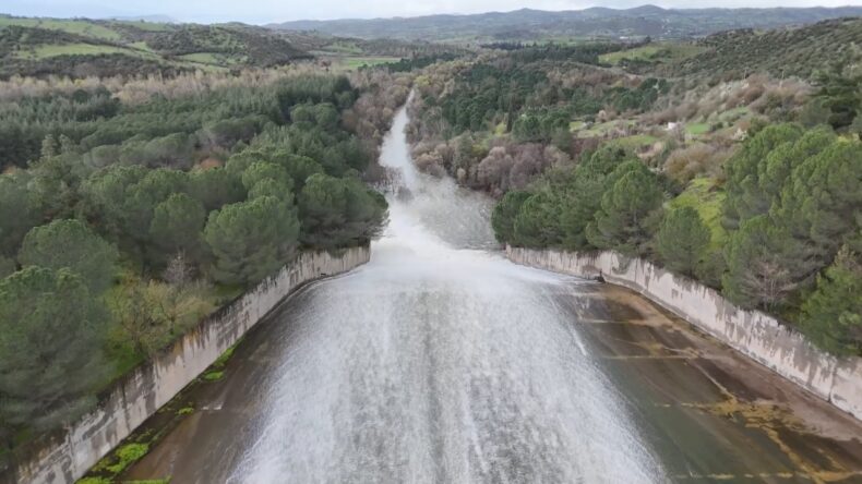 Baraj Tamamen Doldu, Kapaklar A&ccedil;ıldı