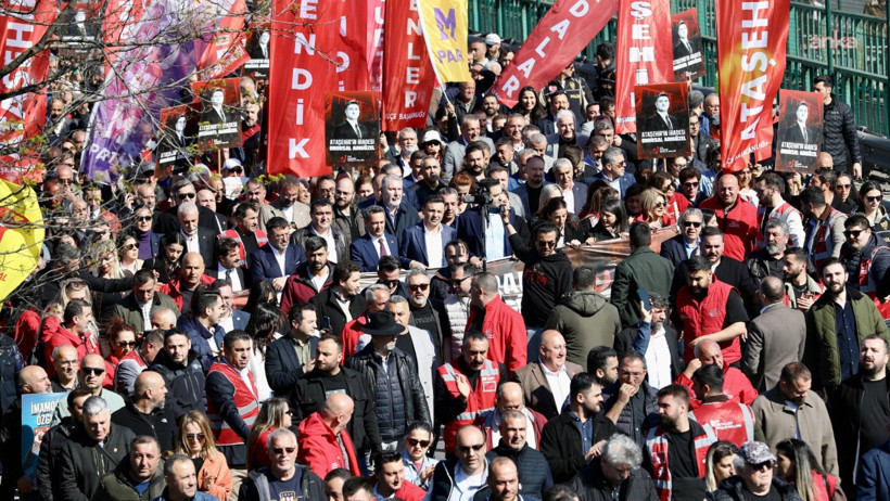 Yürüyüşte açılan pankart