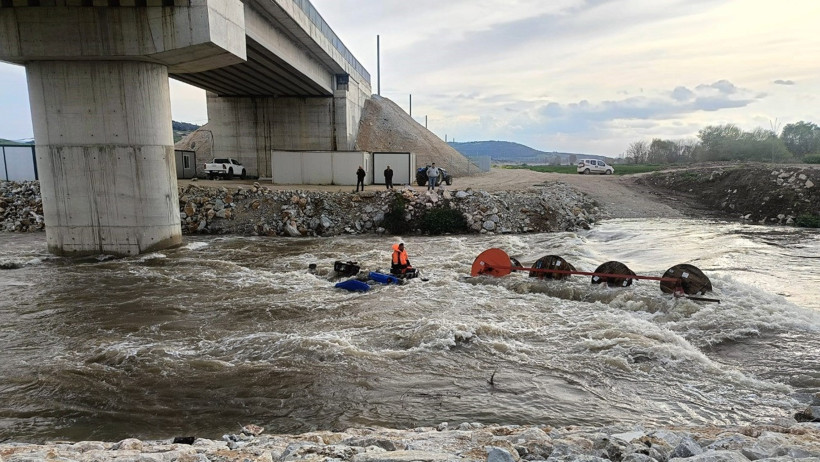 Kocasu Deresi'nde devrilen traktör