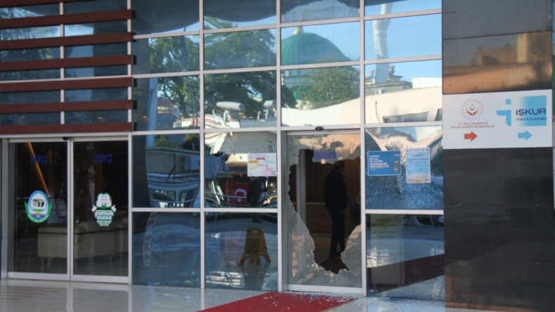 Belediyeye Pompalı T&uuml;fekle Ateş A&ccedil;tı