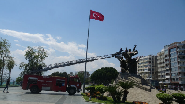 Benzin Bidonuyla Atat&uuml;rk Heykeline &Ccedil;ıktı