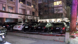 Beşiktaş&rsquo;ta oto kiralama şirketinde yangın: 15 l&uuml;ks ara&ccedil; k&uuml;le d&ouml;nd&uuml;