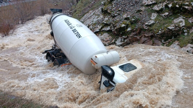 Beton mikseri dereye u&ccedil;tu, s&uuml;r&uuml;c&uuml;s&uuml; kayboldu