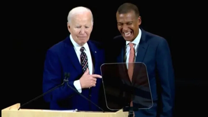 Biden'dan b&uuml;y&uuml;k gaf: Sahneye &ccedil;ıkan adamı şaşkına &ccedil;evirdi