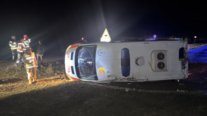 Bir G&uuml;nl&uuml;k Bebek ile Annesini Taşıyan Ambulansın Devrilmesi