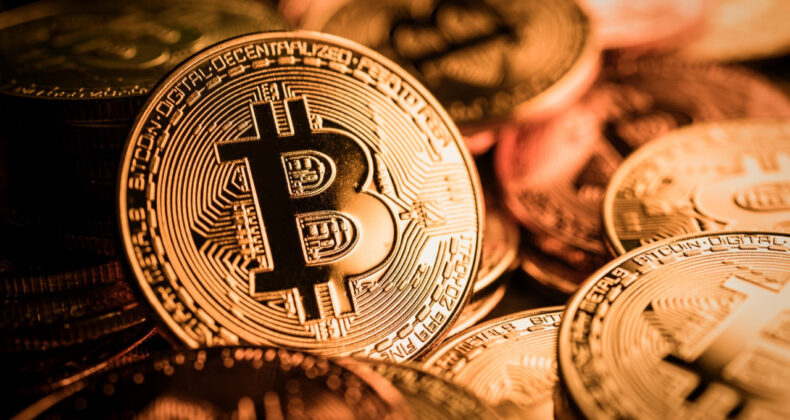 Bitcoin &Uuml;&ccedil; Ayın Zirvesini G&ouml;rd&uuml;