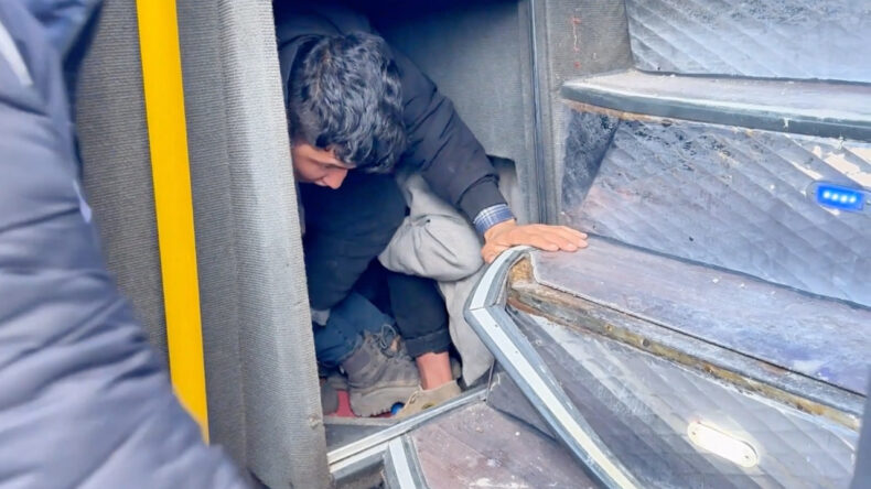 Boş Otob&uuml;sten 53 G&ouml;&ccedil;men &Ccedil;ıktı