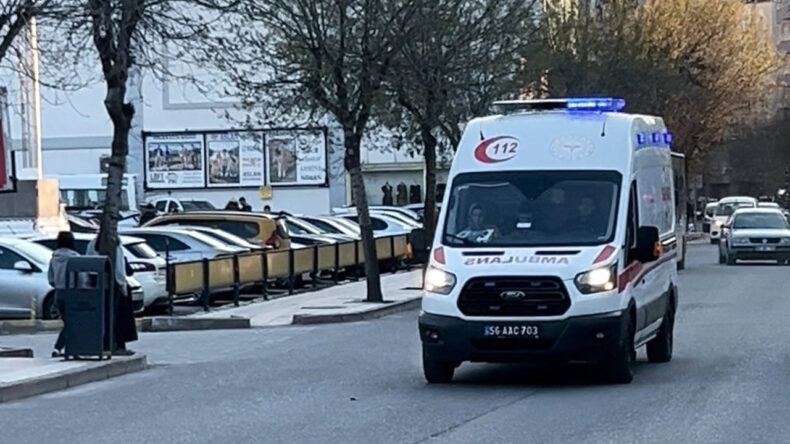 Budama yaparken kolunu kesti, ambulansla kalp krizi ge&ccedil;irdi