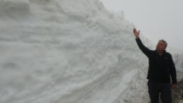 Burası Ne Van Ne Hakkari: Yaz Şehrinde Kar 2 Metreyi Aştı