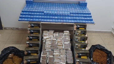 Bursa'da ka&ccedil;ak t&uuml;t&uuml;n operasyonu: Ev ve iş yerinden binlerce sigara &ccedil;ıktı