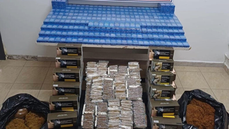 Bursa'da ka&ccedil;ak t&uuml;t&uuml;n operasyonu: Ev ve iş yerinden binlerce sigara &ccedil;ıktı