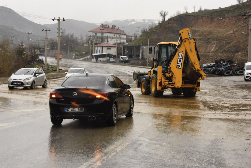 Toprak kayması sonrası yol durumu