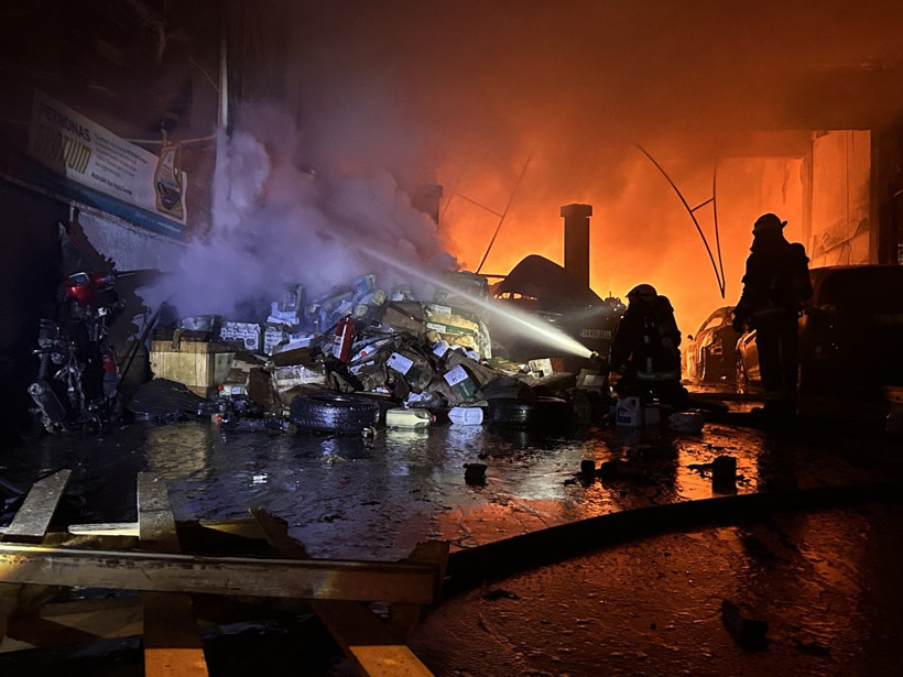 İtfaiye ekipleri müdahalede bulunuyor