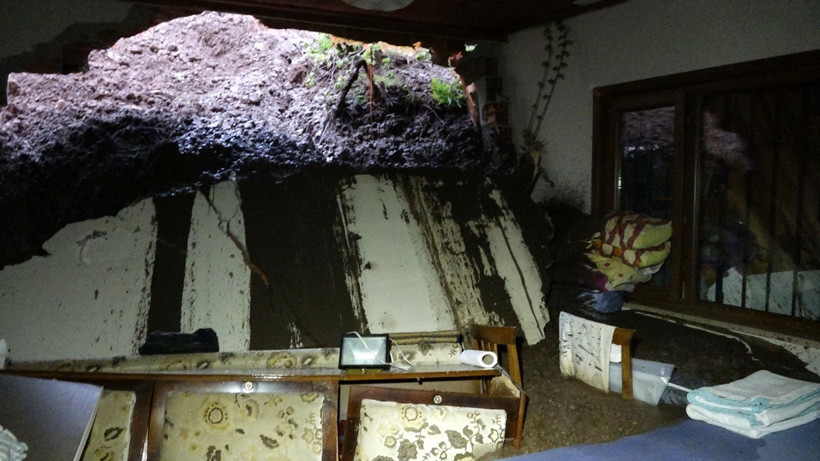 Evde hasar görüntüsü