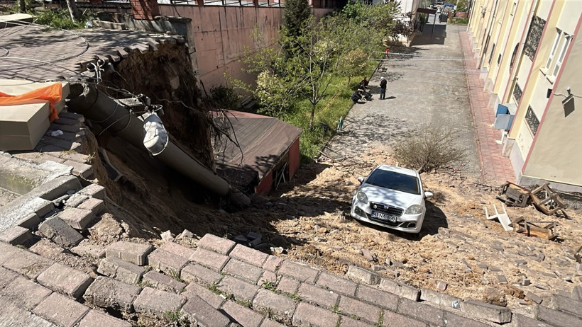 Otomobilin okul bahçesine sürüklendiği an