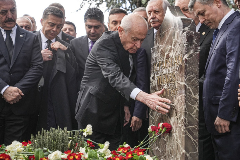 Devlet Bahçeli, Alparslan Türkeş'in kabrini ziyaret etti