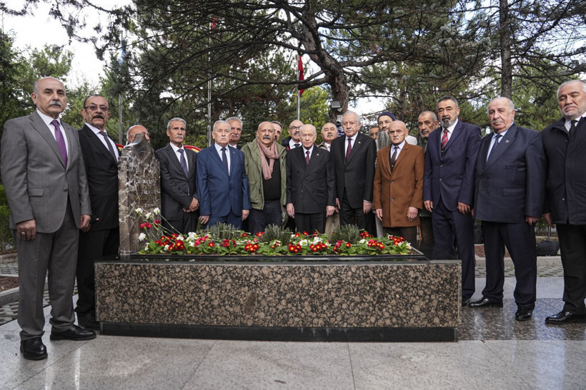 Devlet Bahçeli, Alparslan Türkeş'in kabrini ziyaret etti