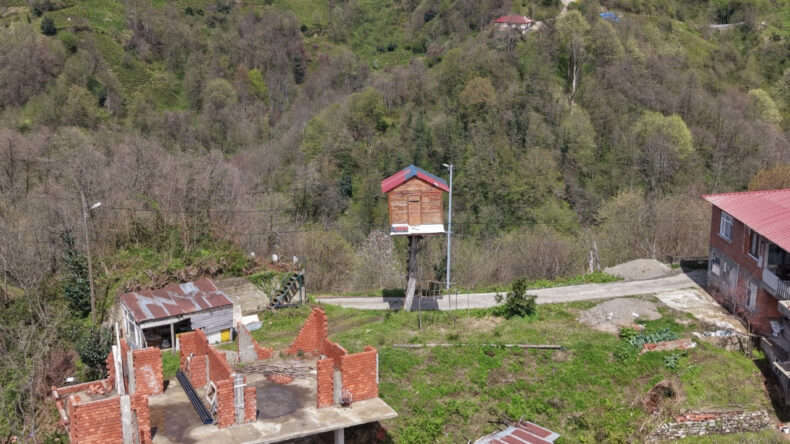 &Ccedil;ocukluk hayalini 25 yıl sonra ger&ccedil;ekleştirdi: K&ouml;y&uuml;n sembol&uuml; oldu