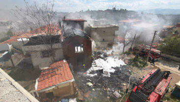 &Ccedil;&ouml;p ev yandı: İtfaiye hem alevlerle hem zehirli gazla m&uuml;cadele etti