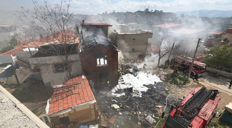 &Ccedil;&ouml;p ev yandı: İtfaiye hem alevlerle hem zehirli gazla m&uuml;cadele etti