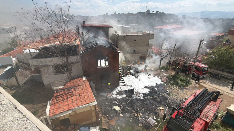 &Ccedil;&ouml;p ev yandı: İtfaiye hem alevlerle hem zehirli gazla m&uuml;cadele etti