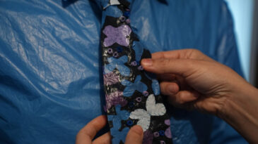 &Ccedil;&ouml;pe atılan plastik atıkları kost&uuml;me d&ouml;n&uuml;şt&uuml;rd&uuml;