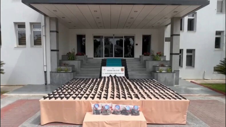 Cephanelik gibi evler: 1100 ruhsatsız tabanca ele ge&ccedil;irildi