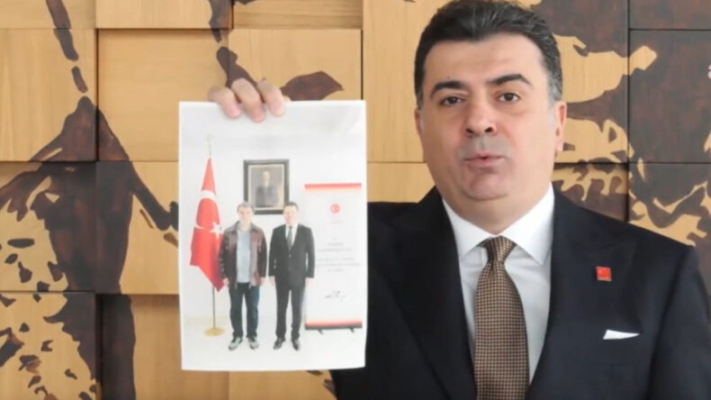 CHP İki Fotoğrafı G&ouml;sterdi: Sizi B&ouml;yle Kim Ciddiye Alır?