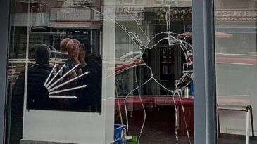 CHP il&ccedil;e başkanlığına taşlı saldırı