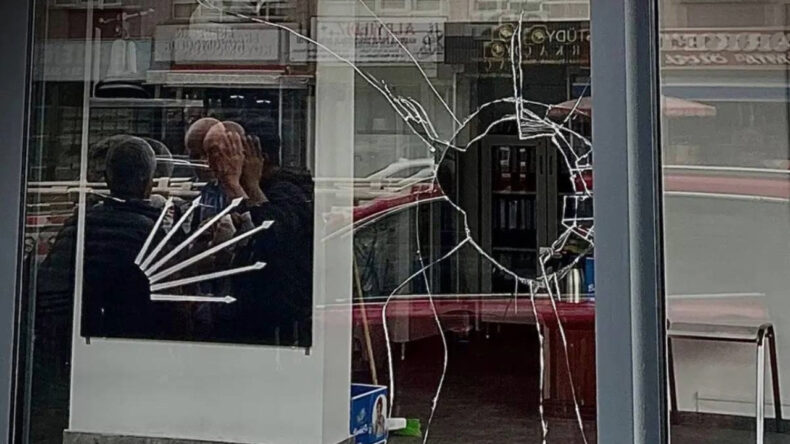 CHP il&ccedil;e başkanlığına taşlı saldırı