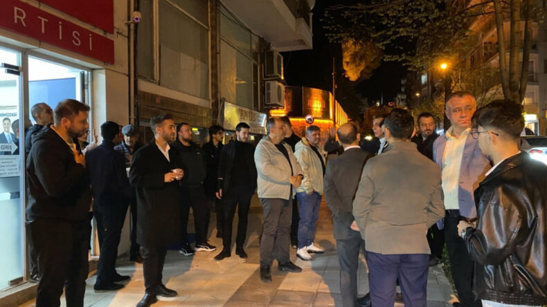 CHP il&ccedil;e binasına taşlı saldırı