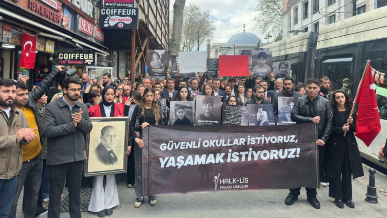 CHP'den İstanbul İl Milli Eğitim M&uuml;d&uuml;rl&uuml;ğ&uuml; &ouml;n&uuml;nde protesto