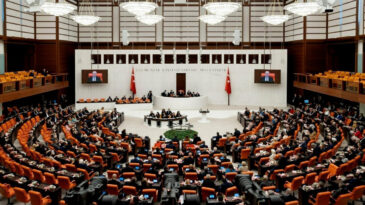 CHP'nin "T&uuml;rkiye'deki darbelerin sorumluları araştırılsın" &ouml;nergesi AKP-MHP oylarıyla reddedildi