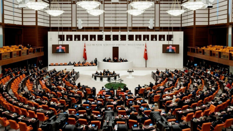 CHP'nin "T&uuml;rkiye'deki darbelerin sorumluları araştırılsın" &ouml;nergesi AKP-MHP oylarıyla reddedildi