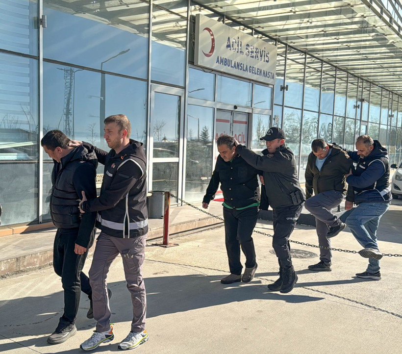 Adliyeye sevk edilen şüpheliler.