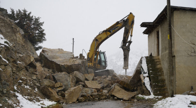 Dağdan kaya koptu, 3 ev boşaltıldı