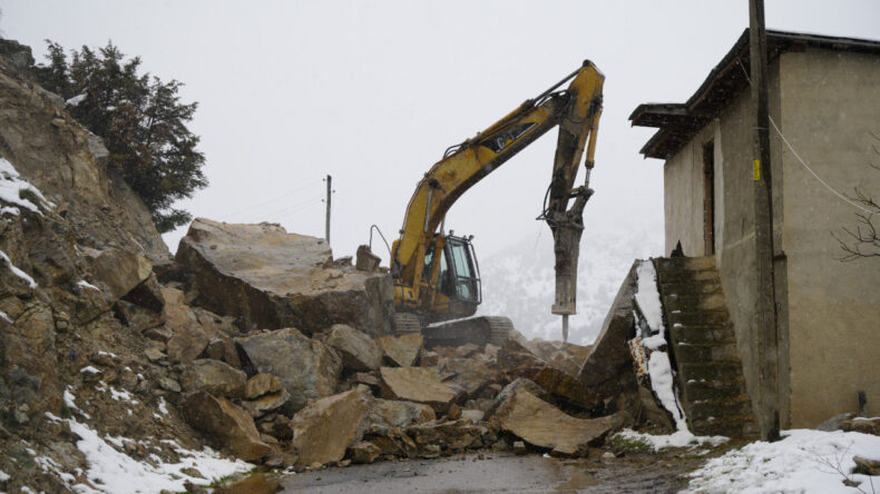 Dağdan kaya koptu, 3 ev boşaltıldı