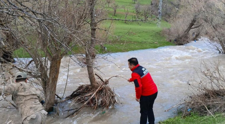 Dereye d&uuml;şen &ccedil;ocuk aranıyor