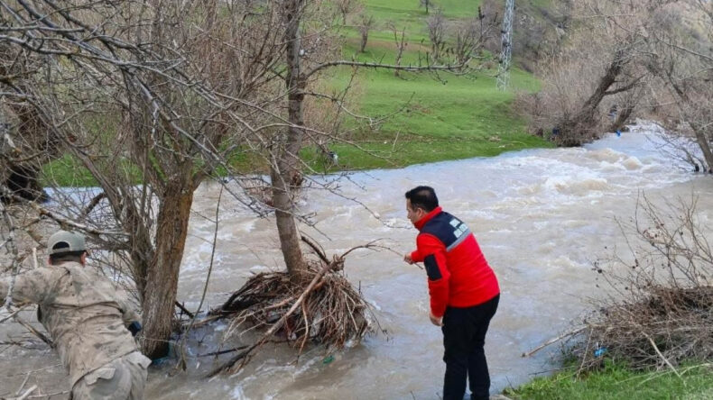 Dereye d&uuml;şen &ccedil;ocuk aranıyor