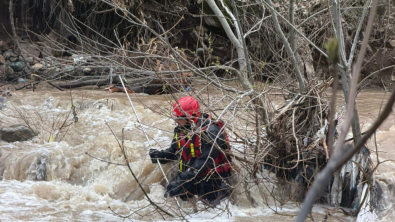 Dereye d&uuml;şen &ccedil;ocuk i&ccedil;in umutlu bekleyiş s&uuml;r&uuml;yor