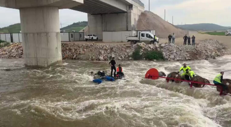 Dereyi trakt&ouml;rle ge&ccedil;mek isterken faciadan d&ouml;nd&uuml;ler