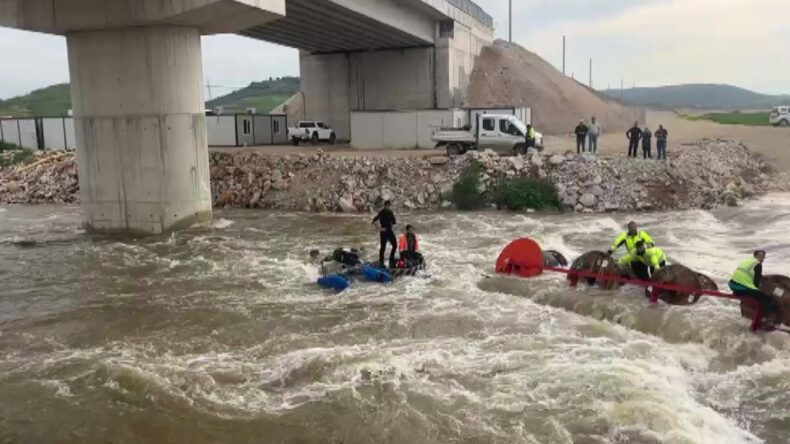 Dereyi trakt&ouml;rle ge&ccedil;mek isterken faciadan d&ouml;nd&uuml;ler