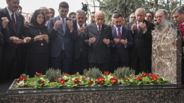 Devlet Bah&ccedil;eli, Alparslan T&uuml;rkeş&rsquo;in kabrini ziyaret etti